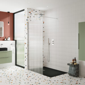 Nuie-900mm-Fluted-Wetroom-Screen-with-Support-Bar-WRFL18590-1
